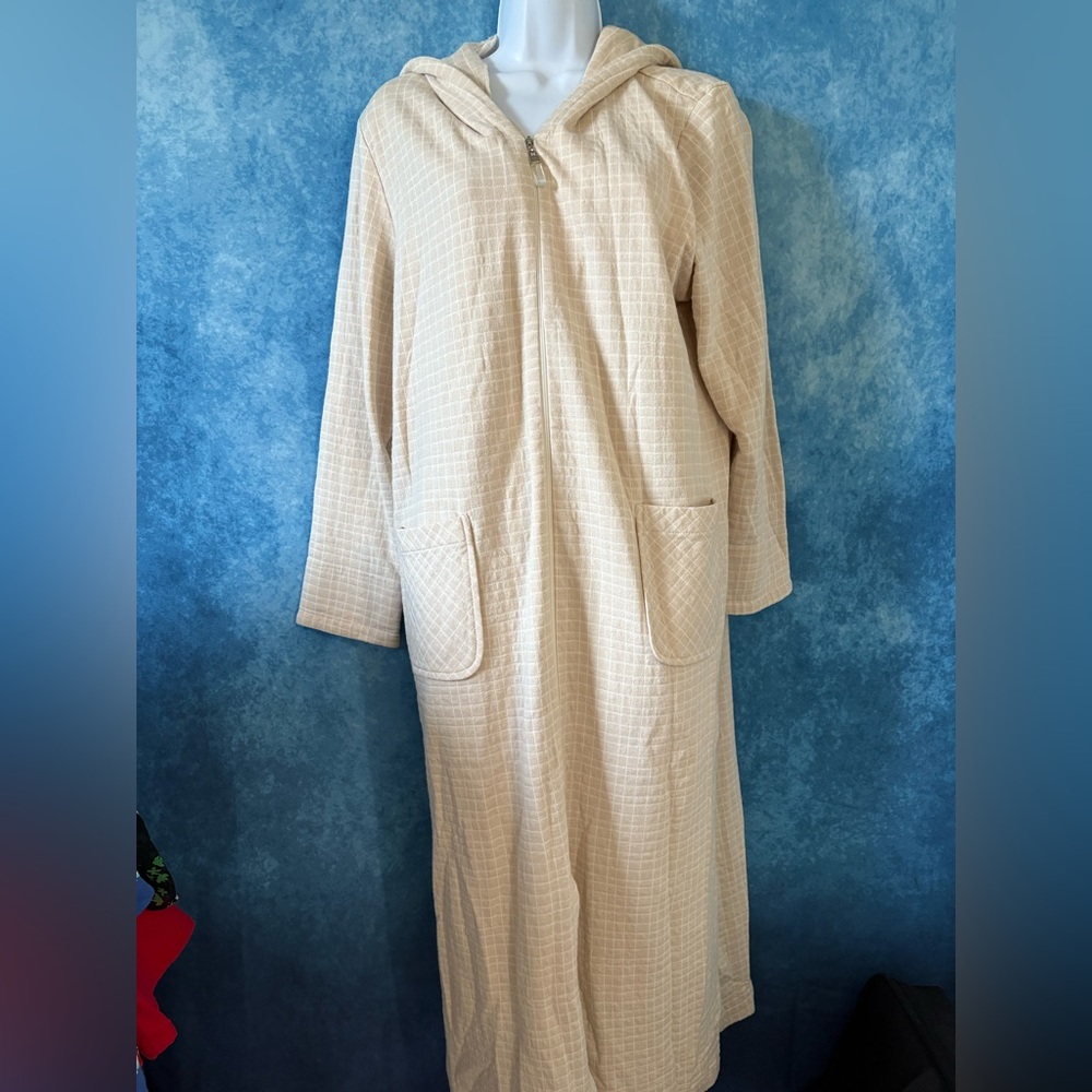 Diamond Tea Cream Quilted Hooded Zip Robe
